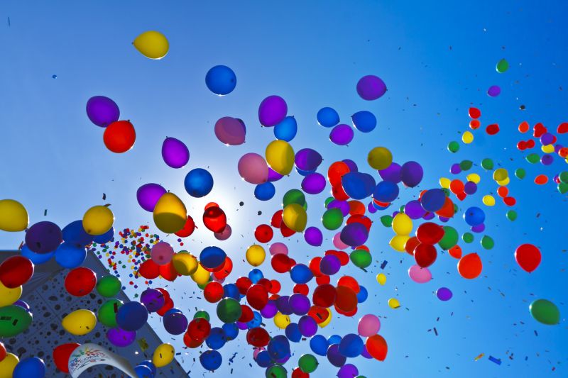 Fundacja Zobacz Jestem otwarcie siedziby i poradni, kolorowe balony